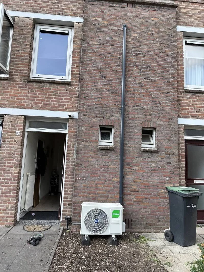 Buitenunit en afgewerkt leidingwerk bij een airco-installatie in Oss