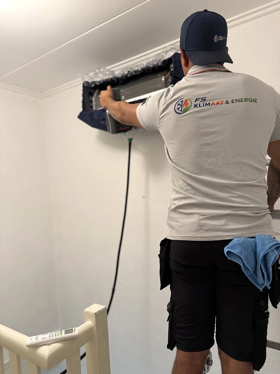 Werkzaamheden aan een airco-binnenunit van FS Klimaat & Energie