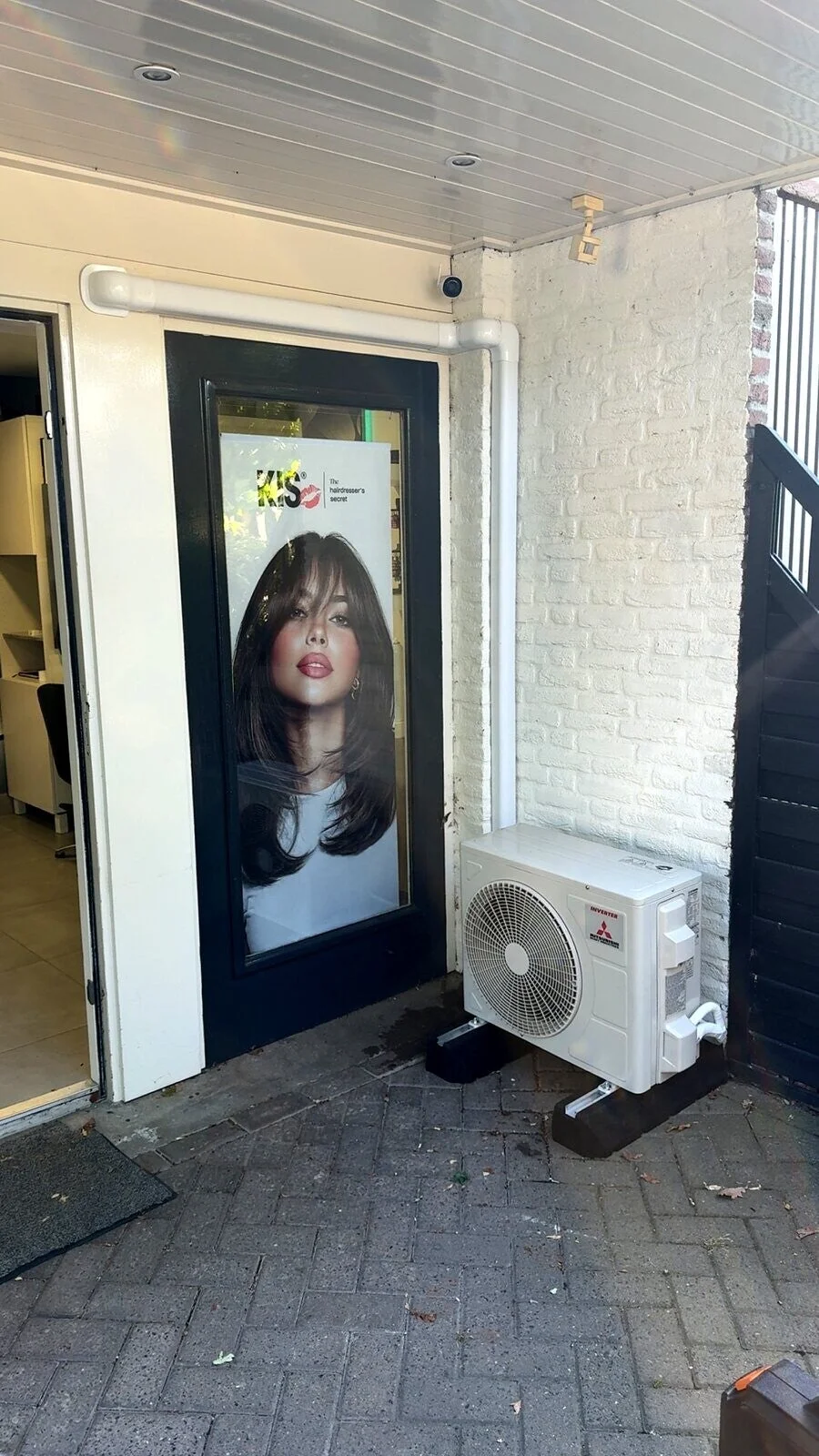 Buitenunit van de airconditioning bij Studio 18 in Oss